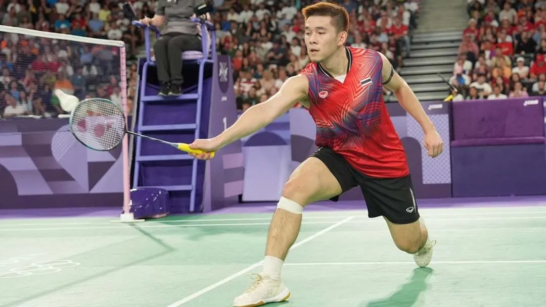 วิว กุลวุฒิ นักแบดมินตันไทย ถือถ้วยแชมป์มาเลเซีย โอเพ่น 2026